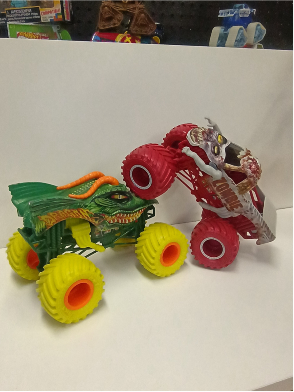 Hot Wheels monster jam 1/24 scale 7"(zombie & dragon) lot of 2